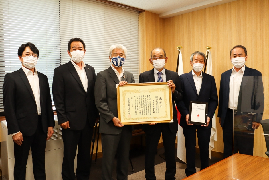 (五島市長へ受賞報告(左から、五島の椿㈱ 谷川代表、五島市商工会 片峰副会長、五島市 野口市長、五島市商工会 立石 前会長、五島市商工会 中村権矢会長、五島市商工会 久保事務局長)