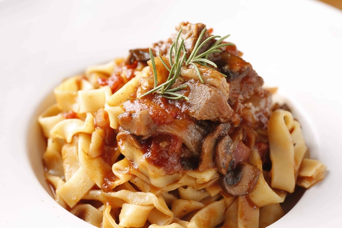 群馬県産和牛すね肉のラグーソース&卵のフェットチーネ ~三ツ星シェフのブレジュプレミアムフォンドボー入り~