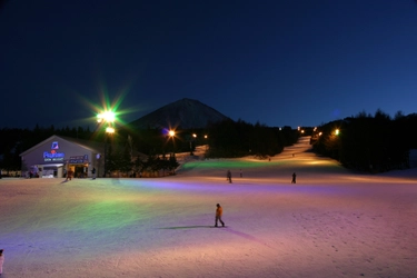 今年の冬は「富士山ゲレンデ」からはじめよう！ ふじてんスノーリゾート　12月15日（土）より、ナイター営業開始！ 花火の打上げや松明滑走なども実施！