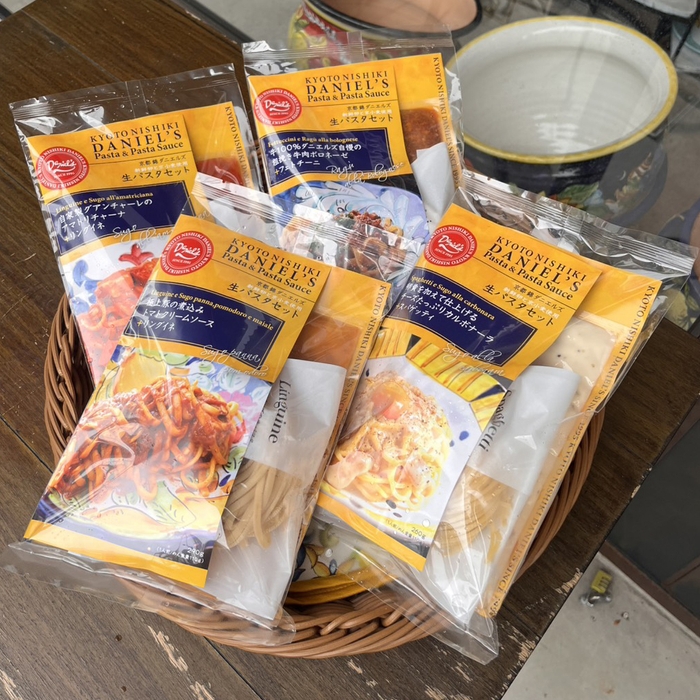 鮮やかな黄色のパッケージが目を惹くパスタセットは冷蔵／冷凍で販売