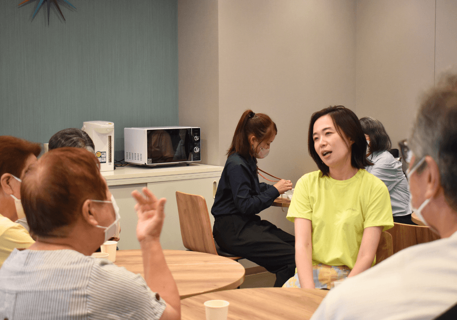 職員と会話を楽しむ参加者。診察や相談とは異なる、日常の会話が生まれています。