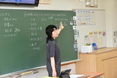 担任教諭による振り返りの様子