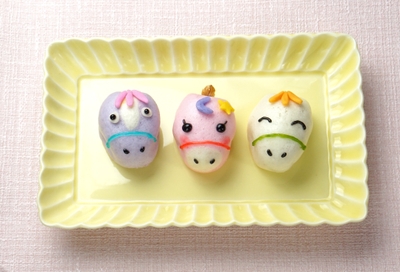 新年限定菓子「ウマくいって ニコニコ～ん！」