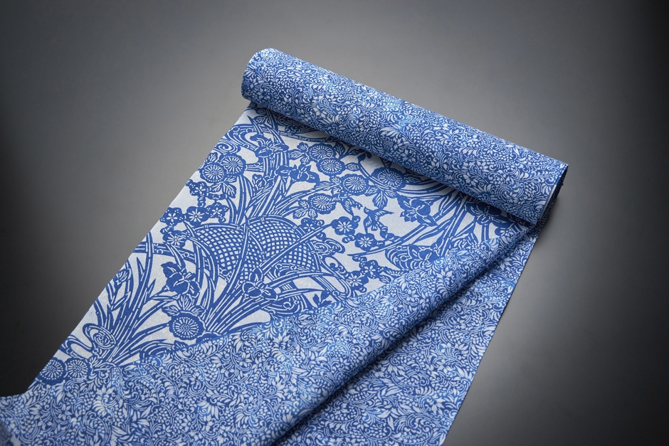 裏表それぞれ染め上げる長板中形は、表と裏で異なる柄を染めることが可能