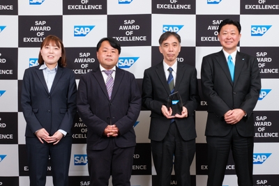 (写真右から)SAPジャパン株式会社 代表取締役社長 鈴木 洋史様、当社 常務執行役員 ソリューション事業部長 船尾 哲也、同事業部 第1開発部 深澤 享廣、和田 彩加