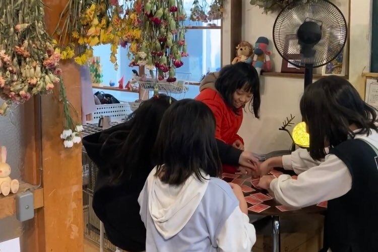 ゲームを楽しむ子どもたち