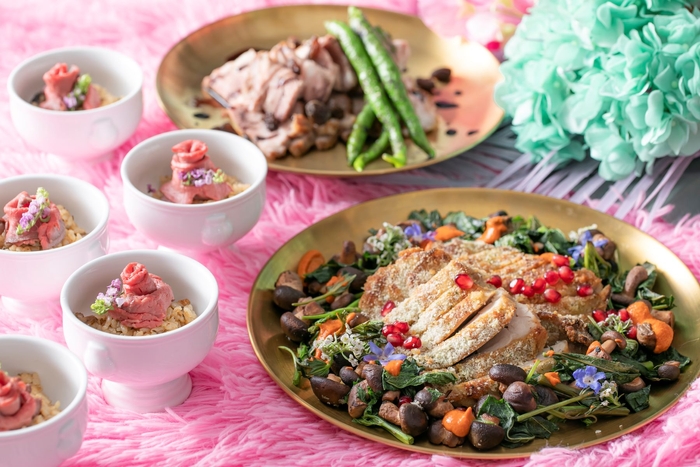 ご褒美丼ローストビーフまぶし/豚肩ロース肉のロースト シナモン風味の赤ワインソース/若鶏のペルシャ―ド モロヘイヤと金鯱しいたけのソテーロメスコソース