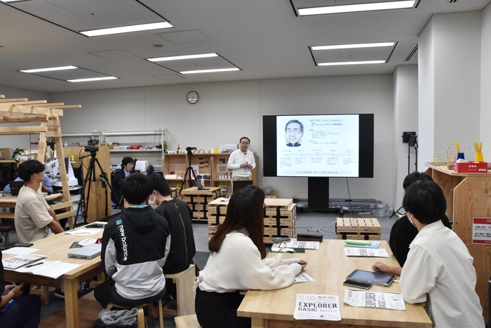 話に聞き入る学生たち