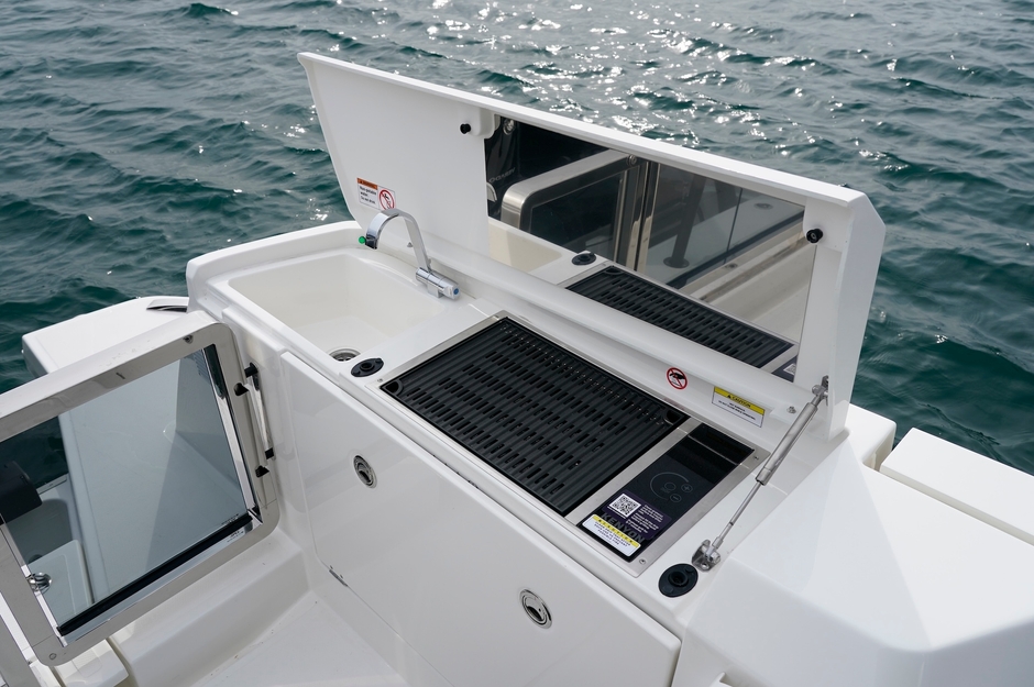 充実のギャレー設備(ウェットバー)