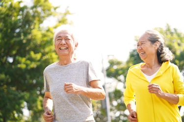 【健康意識に関する調査】 「健康で暮らしたい年齢」最大94.9歳に対して 「生きたい年齢」は86.5歳―「健康でありたい」が 「生きたい」を上回る傾向