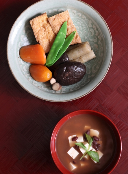 「報恩講の炊き合わせ」報恩講(ほうおんこう)とは、浄土真宗を開いた親鸞聖人の祥月命日に行われる法要。食材は島流しになった際の旅姿を模している/「小豆汁」こちらもお供え物。やさしい塩けが豆の甘みを引き立てる