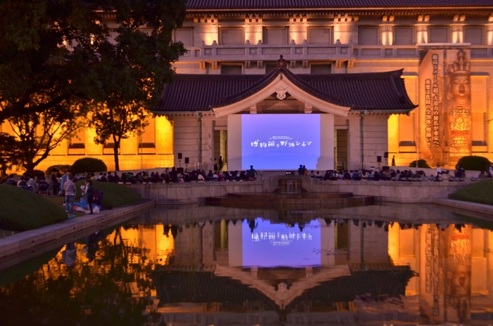 「博物館で野外シネマ」風景