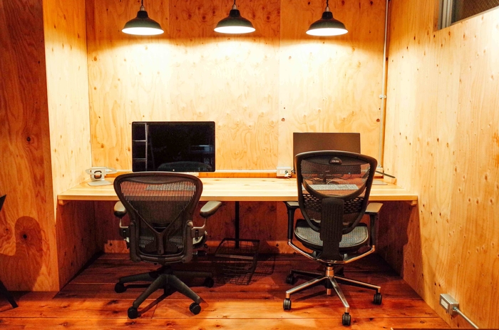 1階DESK:ハーマンミラーのチェアで疲れ知らず