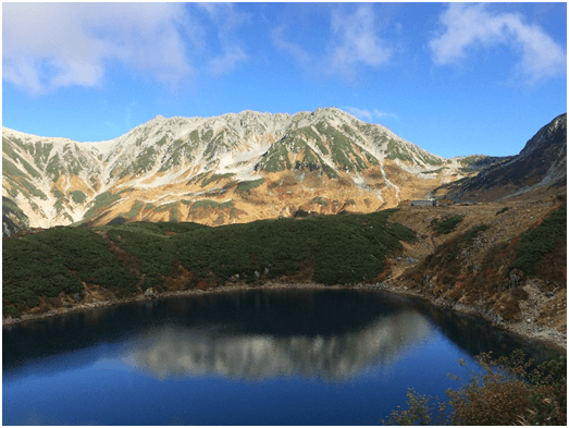 室堂平・みくりが池：紺碧の水面に映し出される立山