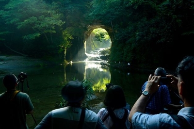 濃溝の滝・亀岩の洞窟(きみつフォトバンク)
