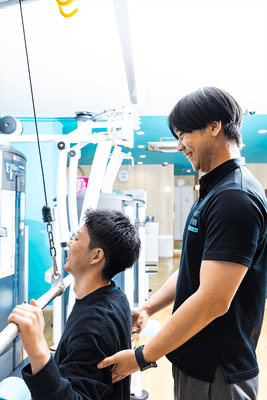 無料パーソナルトレーニングの指導シーン