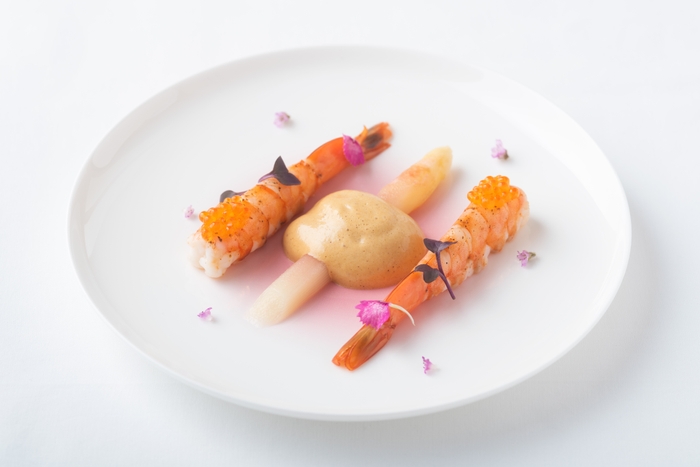 春食材を使った「桜香る海老とフランス産ホワイトアスパラガス クリュスタッセのザバイヨンとマスの卵を添えて」