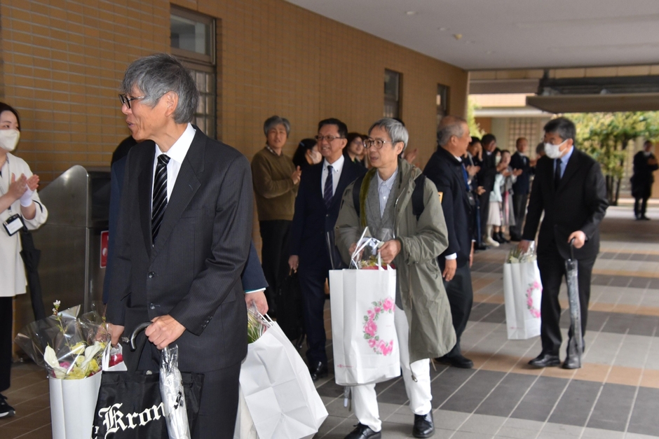 別れを惜しむ退職者の皆さん