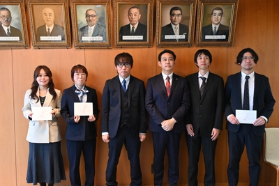 函館市の大泉市長(右から３人目)と受賞者とで記念撮影