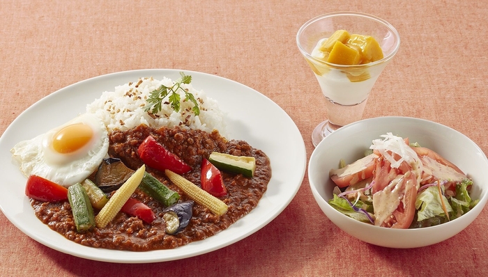 ごろっと夏野菜のキーマカレー(マンゴーヨーグルト&ジョナサンサラダつき)