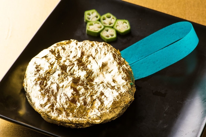 金メダルにそっくりな新メニュー「ドリームジャンボ金メダル餃子」メダルの上の5個のオクラが意味するものは!?ブルーの紐も食べられるんです!