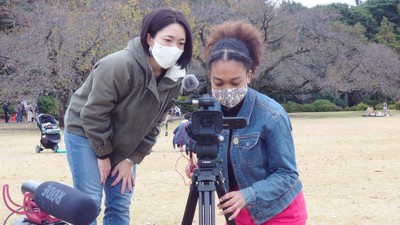 映像作家から撮影指導を受ける。