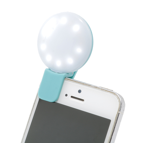 「Phone LEDクリップライト」価格：390円／サイズ：W4×D6×H3cm／スマートフォンに取付けて使用できるクリップタイプのLEDライト。使い勝手の良いMicro USB充電式