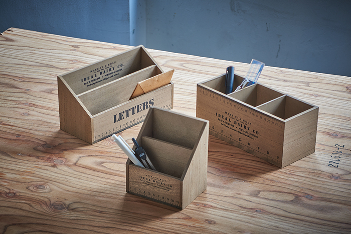 「デスクオーガナイザー各種」散らばりがちなデスク上の小物をまとめられる木製ボックスです。