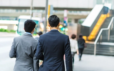 賃上げの二極化が鮮明に　 従業員5,000人以上の企業は99人以下の約3倍の割合で 賃上げを実施、実施率で最大24ポイントの差