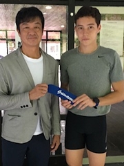 クレイアーロン竜波選手(右)と横山格郎(開発者)
