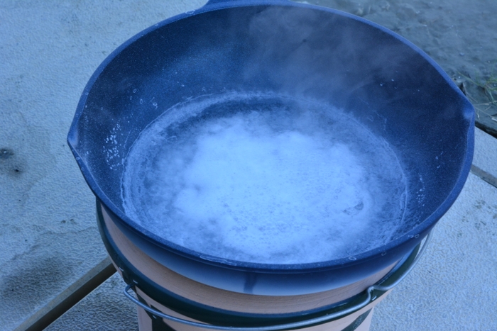 海水から作る製塩体験。福島の海の安全性も学べます。