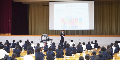 今年10月に開催した総合学習講演会の様子
