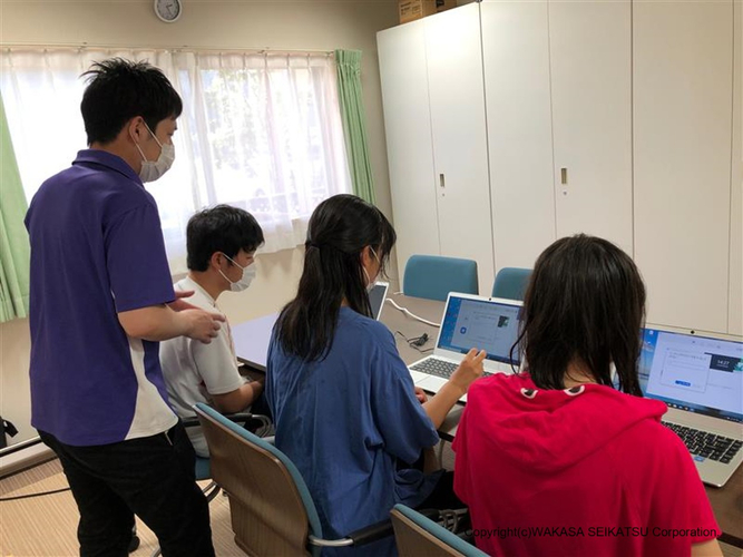 京都市や丹波市の施設にわかさ生活従業員が訪問し、パソコンの設定を行い、お届けしています。