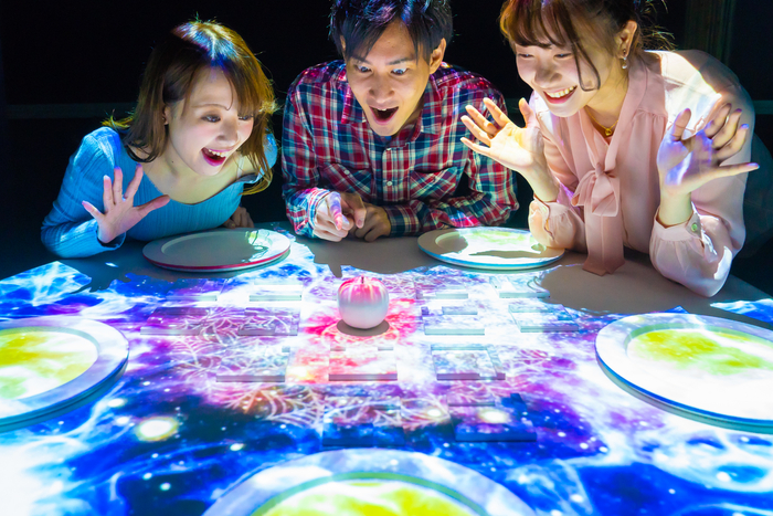 プロジェクションマッピングを駆使したリアル脱出ゲーム Projection Table Game『魔法料理アカデミー卒業試験からの脱出』開催