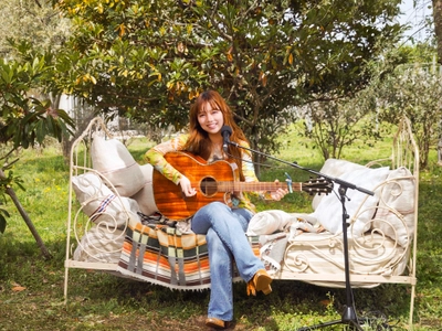 【MUSIC ON! TV（エムオン!）】 ちゃんみな主宰 新レーベル NO LABEL ARTISTS 第1弾アーティスト ふみの 3ヶ月連続撮り下ろし特番 第2弾 緑あふれる開放的なロケーションで2曲弾き語り！ エムオン!で4/25(土)夜8時～オンエア！