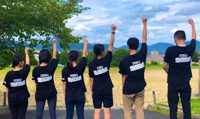 お手製の池田組スタッフTシャツを着て、映画づくりに参加する福岡県田川市の高校生たち