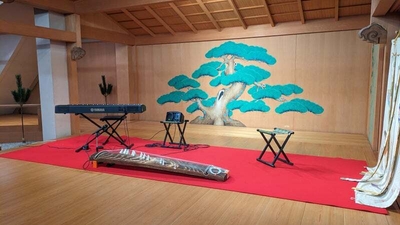 会場の能舞台:箏の前で舞妓さんが舞います