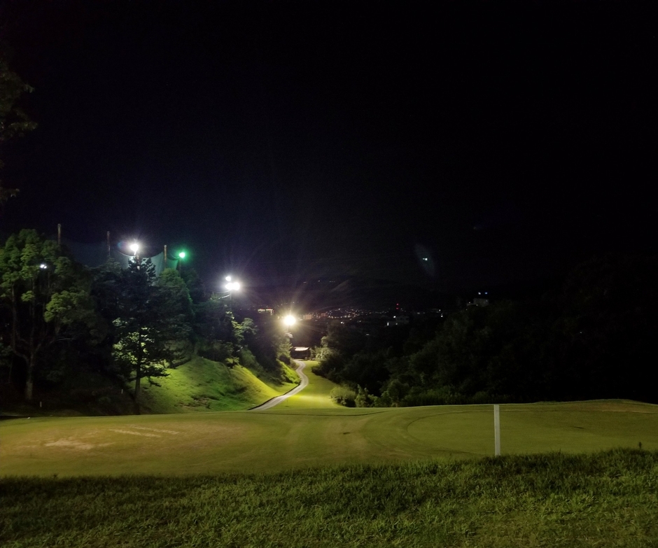 光が空間で濁ると、明るさがあっても遠方の視認性は落ちます。