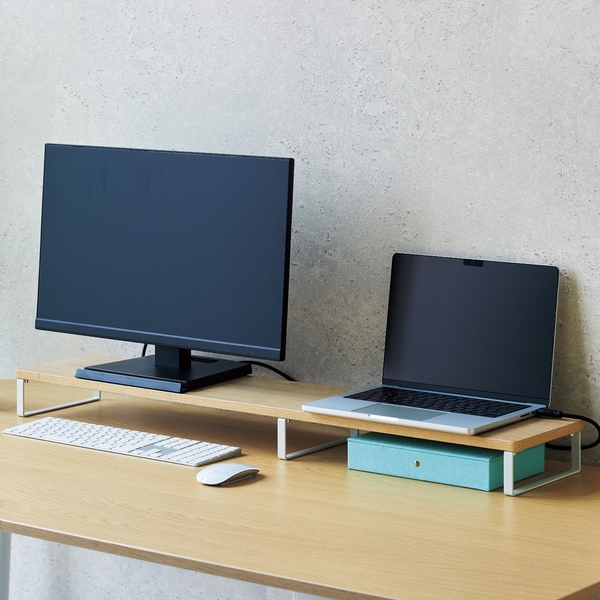 机上台の上にモニターとノートPC。 下にフルサイズキーボードを収納。