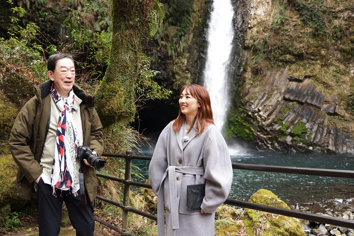 浄蓮の滝の美しさに、2 人は思わず笑顔。宮瀬 はスマホを取り出し彌十郎とともに自撮りも!