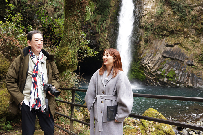浄蓮の滝の美しさに、2 人は思わず笑顔。宮瀬 はスマホを取り出し彌十郎とともに自撮りも！