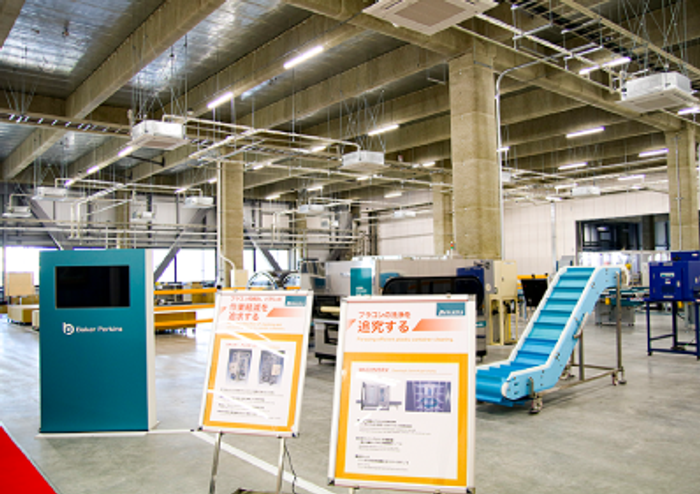 スペースに限りのある展示会では置けない多数の実機を見られる「Innovation Lab」 見学や搬送テストに訪れる顧客も増えつつある。
