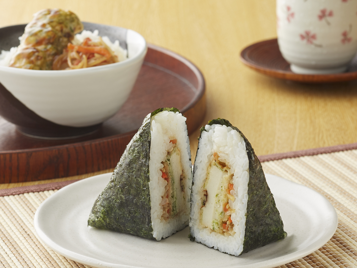１００円（本体価格）の、「いつものおにぎり」 「のり弁」がおにぎりに入っちゃった？！  「 手巻おにぎり　のり弁風」  ～４／１９（火）　発売～