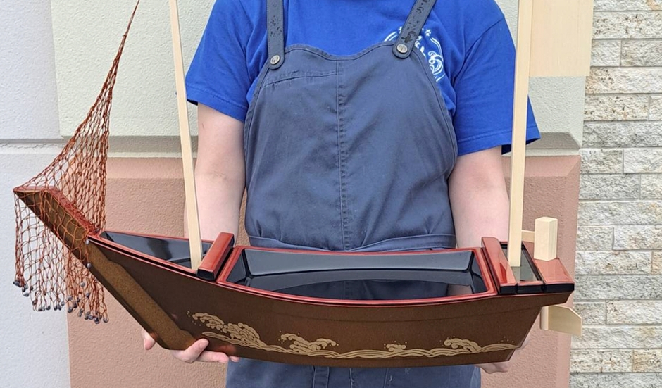 今にも動き出しそうな大きな船の器