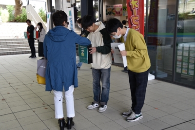 募金する職員