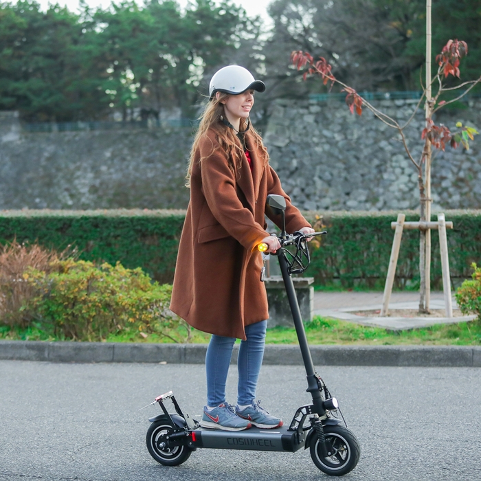 2WAY乗り電動スクーターCOSWHEEL EV SCOOTER 走行イメージ