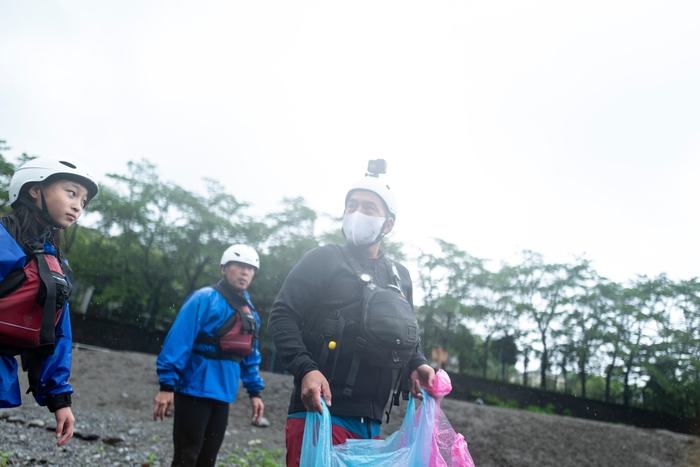 ゴミを探す柴田さんの表情は真剣そのもの