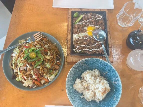 フィリピン料理はわりと日本食に味が近くておいしかったです。中でも豚の脳みそ（！）を、しょう油、酢、ニンニク、唐辛子で炒めた「シシグ」（右上）が印象的でした