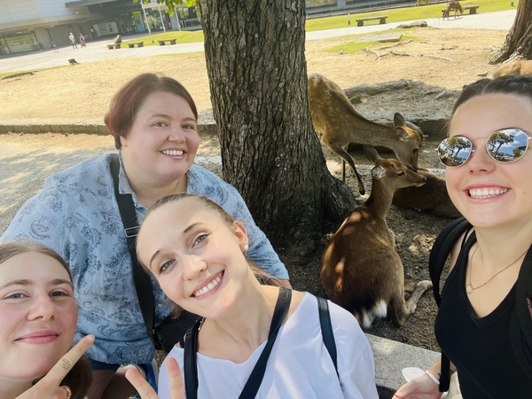 友達と奈良へフィールドトリップに行った際の1枚。鹿に餌をあげて、お寺や綺麗な庭園を散策しました(マリエさん)