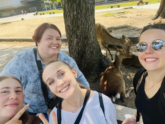 友達と奈良へフィールドトリップに行った際の1枚。鹿に餌をあげて、お寺や綺麗な庭園を散策しました(マリエさん)